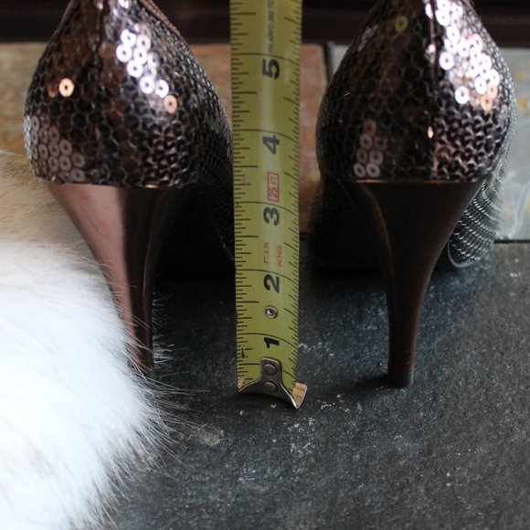 NWT - Unlisted by Kenneth Cole, Bronze Sequin Pump, size 6M - Picture 7 of 7